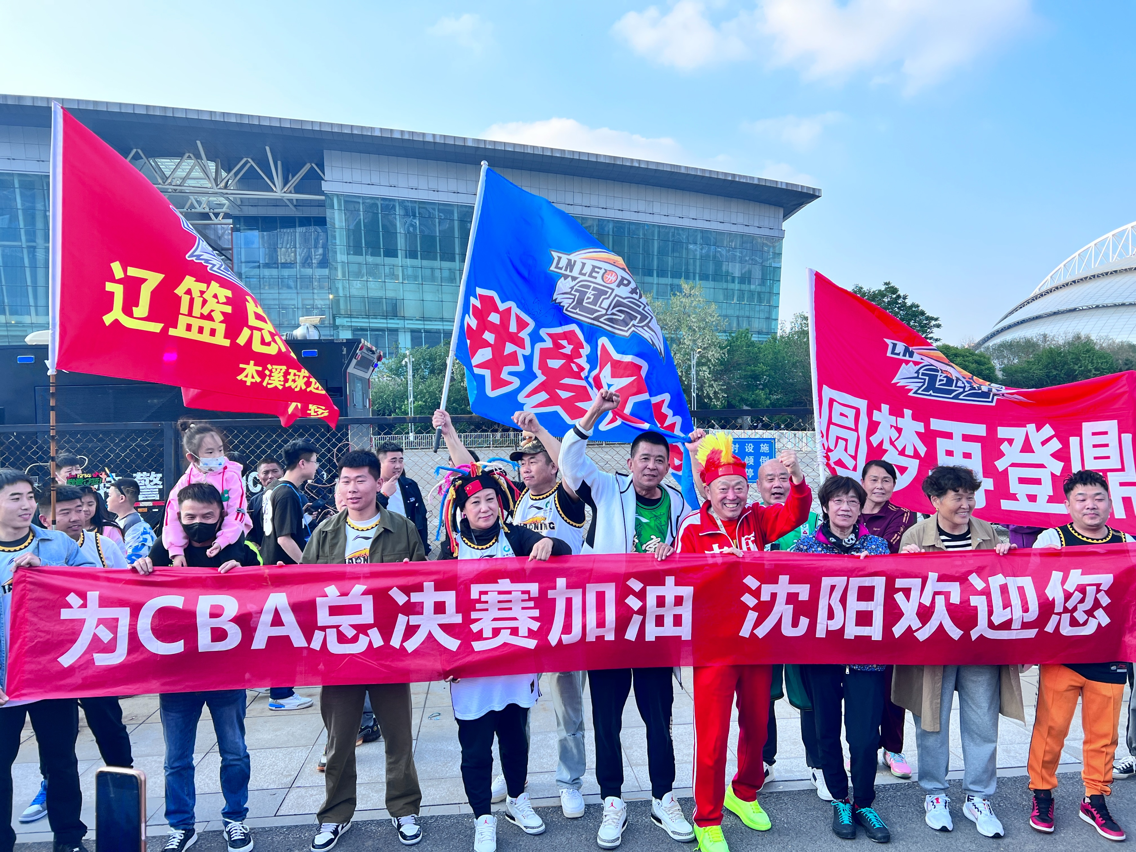 沈阳日报、沈阳发布客户端联合球迷,为外地观众送上手绘沈阳“宝典”