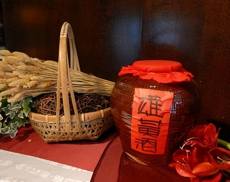 250厘米长眼镜蛇潜入家中惊心动魄,江苏女子上厕所发现蛇