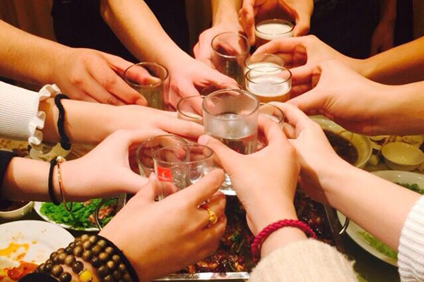 鲁豫采访中原酒神张政完整视频,酒神张政现在在做什么工作