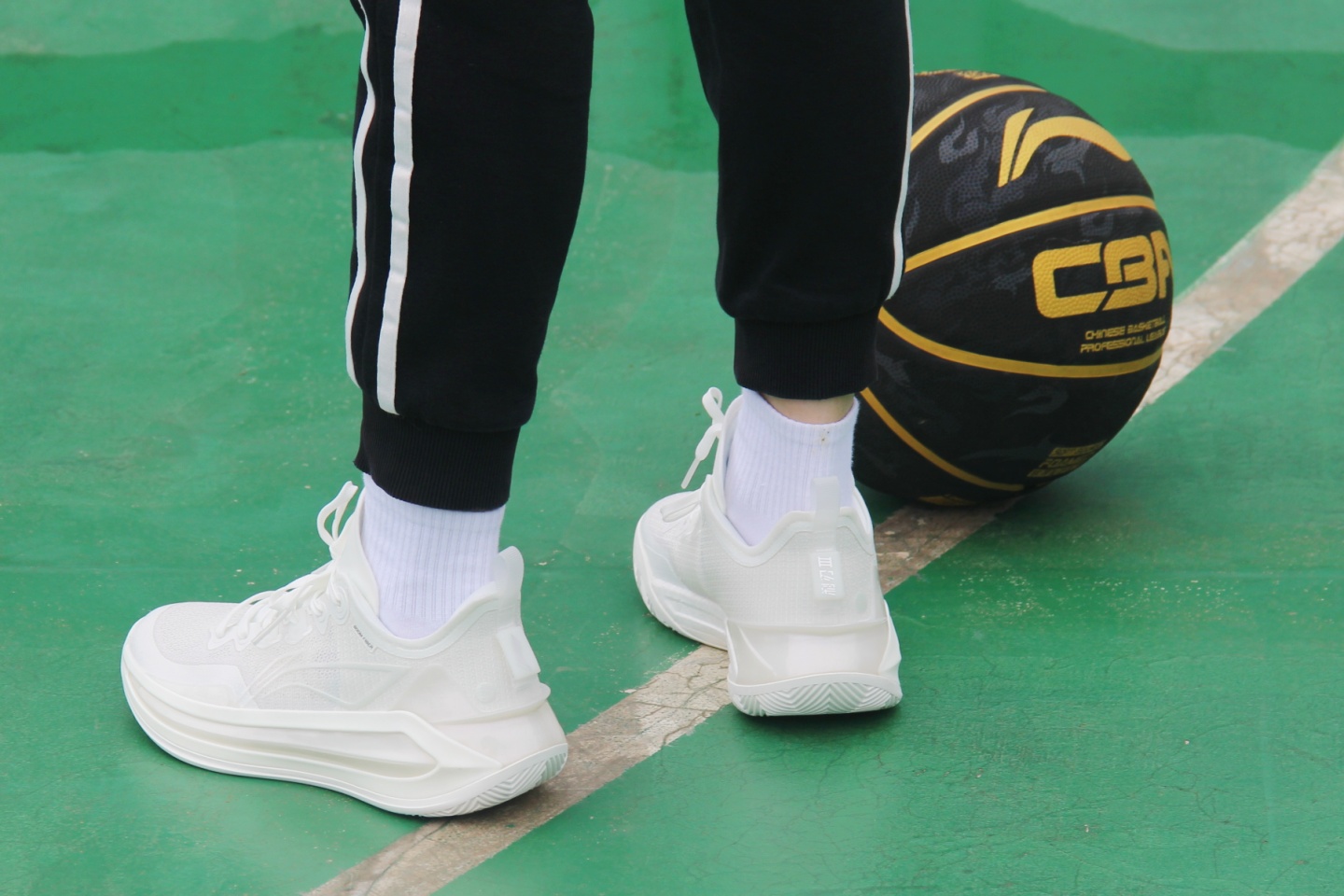 小后卫突破篮球鞋超轻,后卫李宁篮球鞋利刃3v2