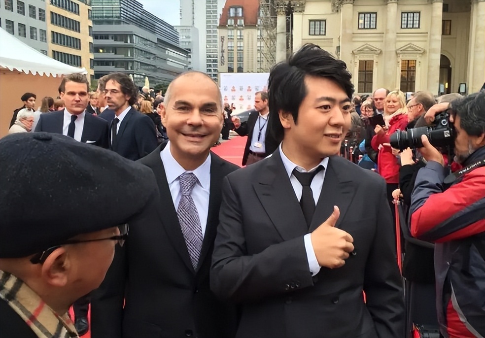 郎朗：钢琴为他带来了名与利，但同时也险些“毁”了他