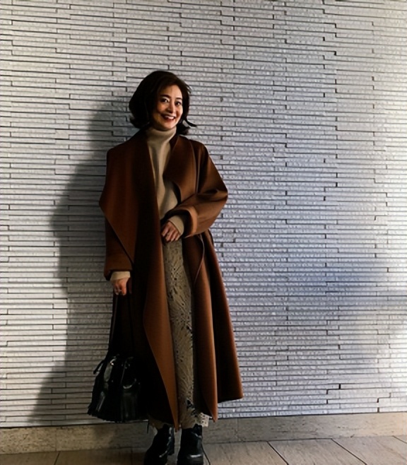 长款百褶裙怎么搭配呢大衣,黑色毛呢大衣配什么颜色百褶裙