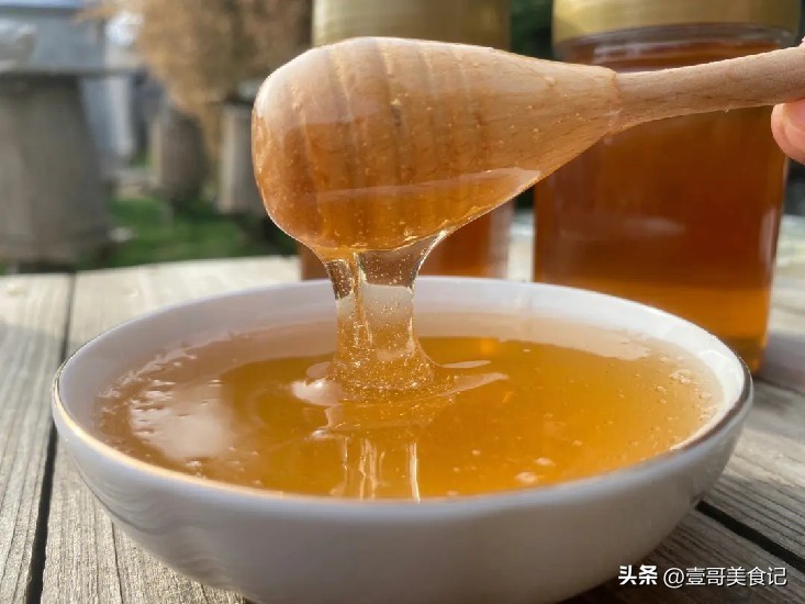 买蜂蜜时，如何辨别真假，30年养蜂教你一招，1个打火机就搞定！