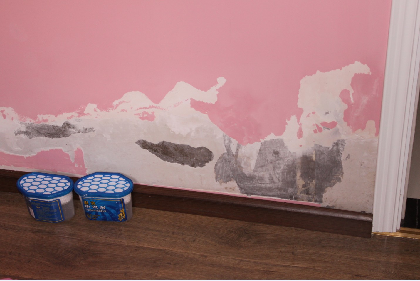 阳台铝合金窗底渗水最简单的方法,墙壁渗水发霉处理方法