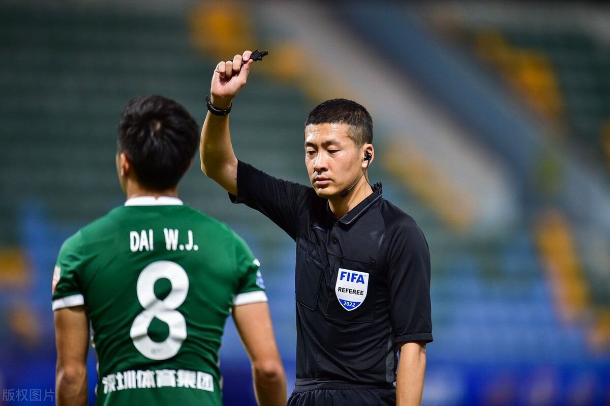 深圳2-2重大错判，中超前金哨抢戏做男一号，甩锅VAR丧失底线