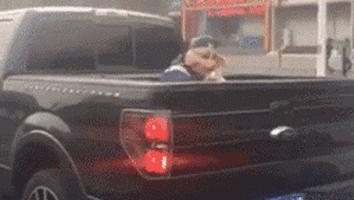 女孩子看起来外表美丽，其实裤袜已经掉到大腿根了！哈哈哈