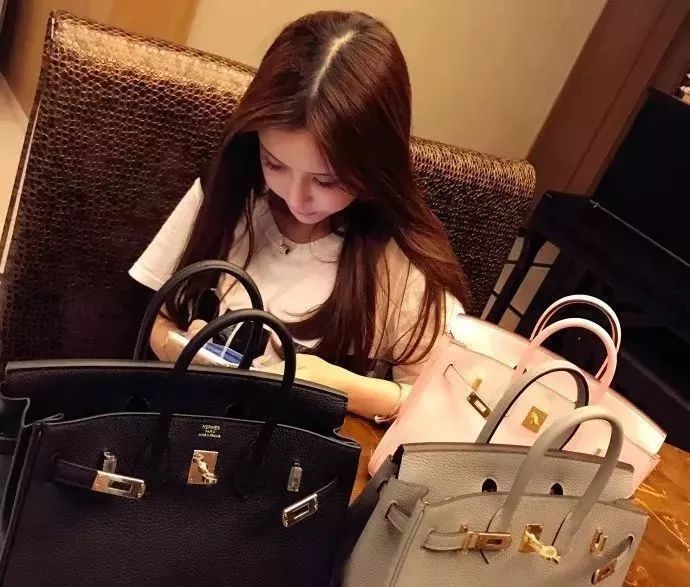 富2代张晓恩，为追网红豪掷3亿抛妻弃女，破产后网红补刀另寻新欢