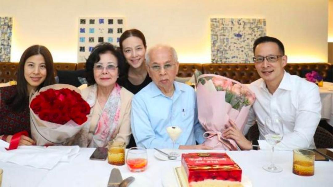 56岁泰国第一名媛：带球队打入世界杯，还是泰王“白月光”?