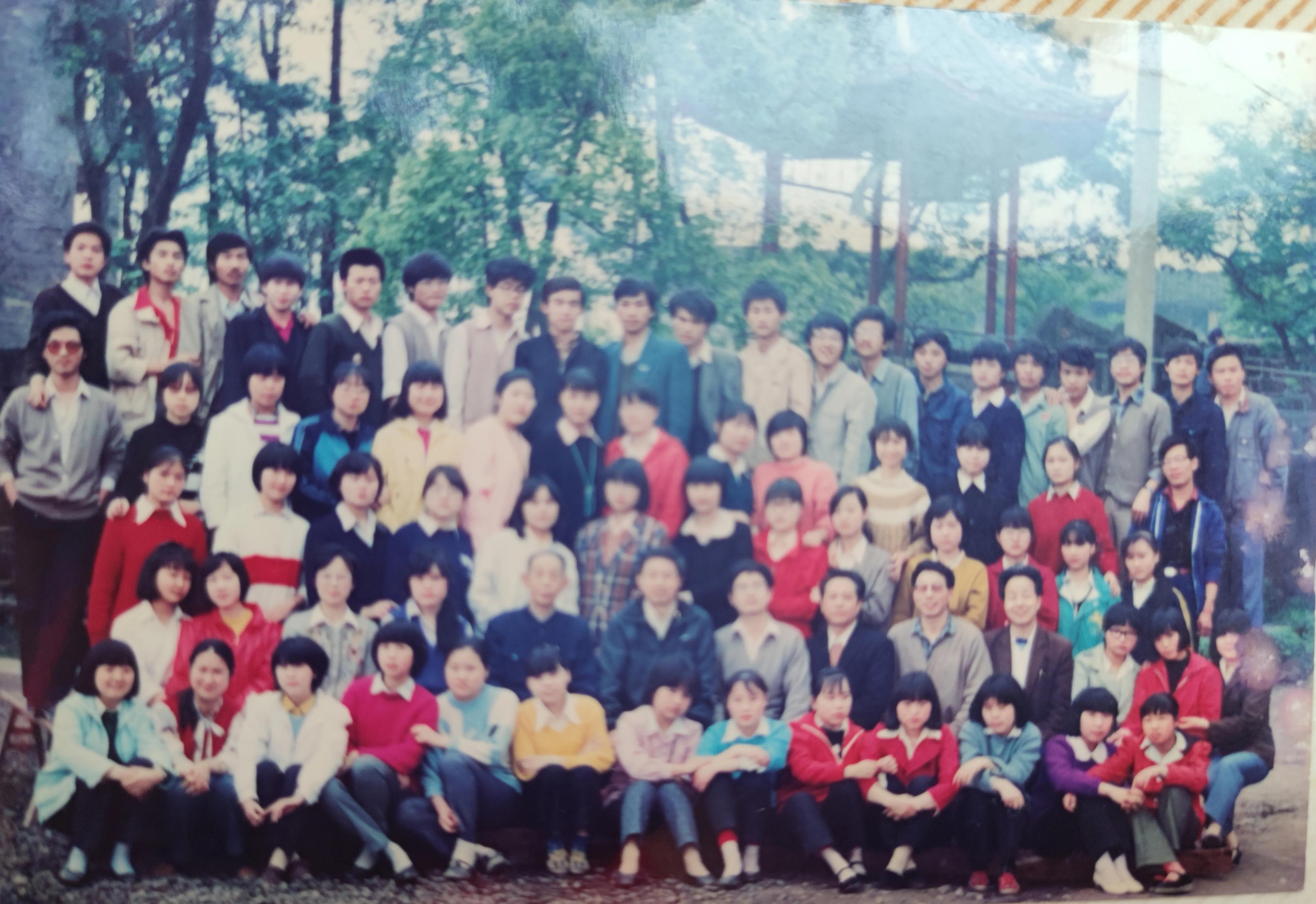 追忆同学旧情诗句,追忆同学情的七律诗