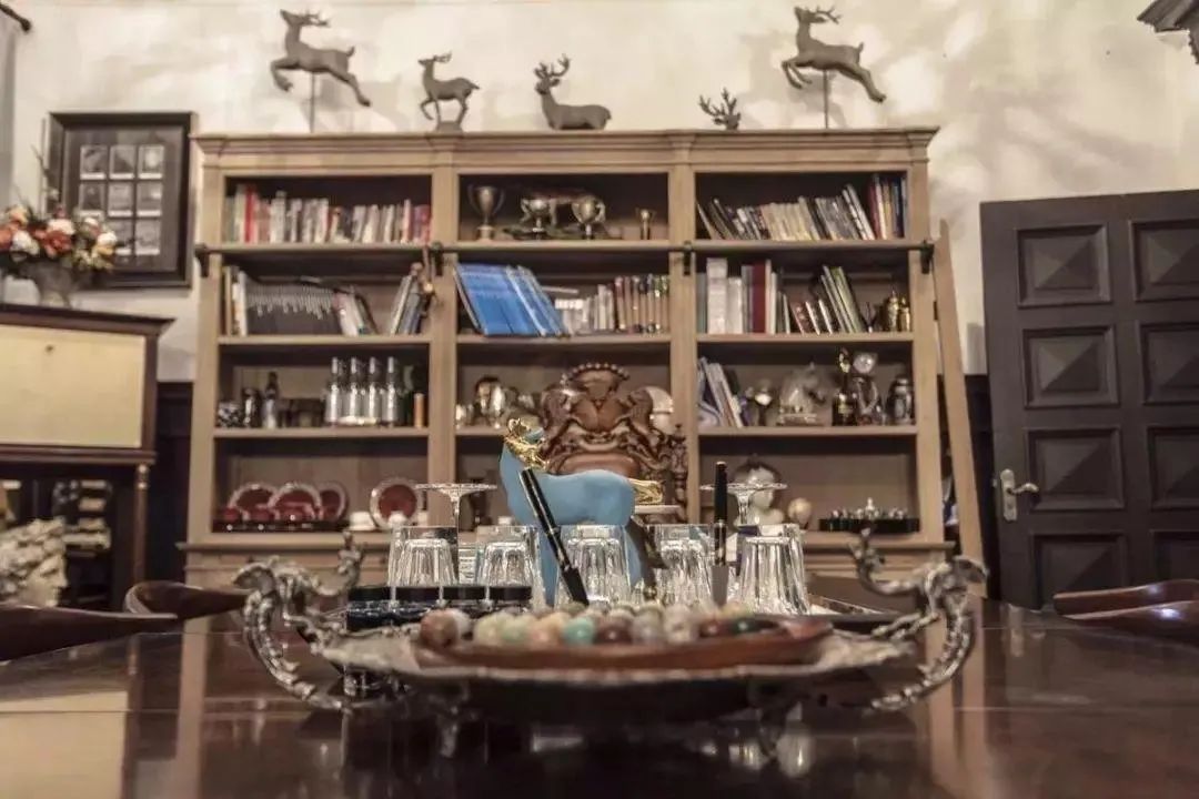 一把椅子值100万,一把椅子价值2个亿