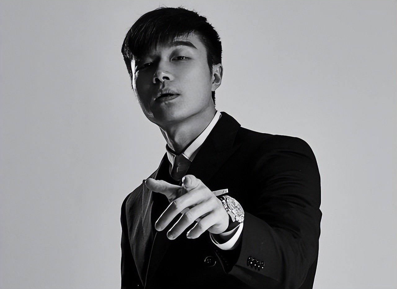 他被称为最强风水师，一言不合就砸助理，用鞋底子抽老婆的脸！