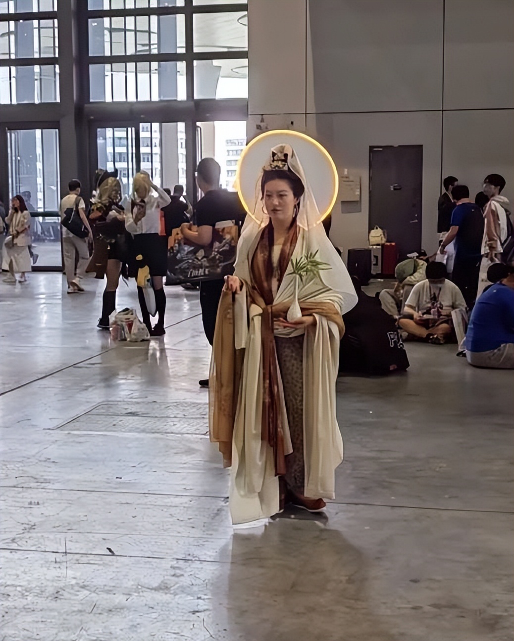 上海漫展出现女菩萨,漫展惊现女菩萨新闻评论