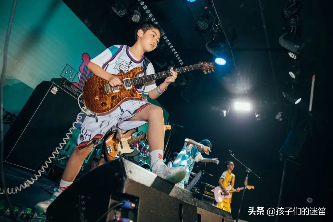 伙伴齐心，把舞台变成专属Party，得到来自原唱的鼓励