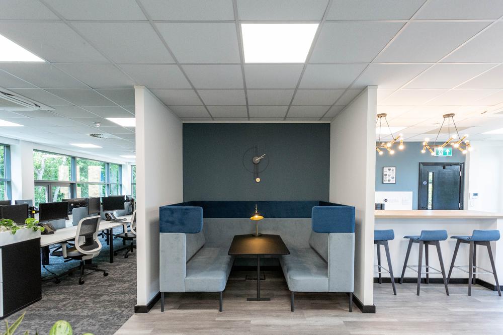 深邃蓝调英国地产咨询公司FisherGerman班伯里办公场所设计