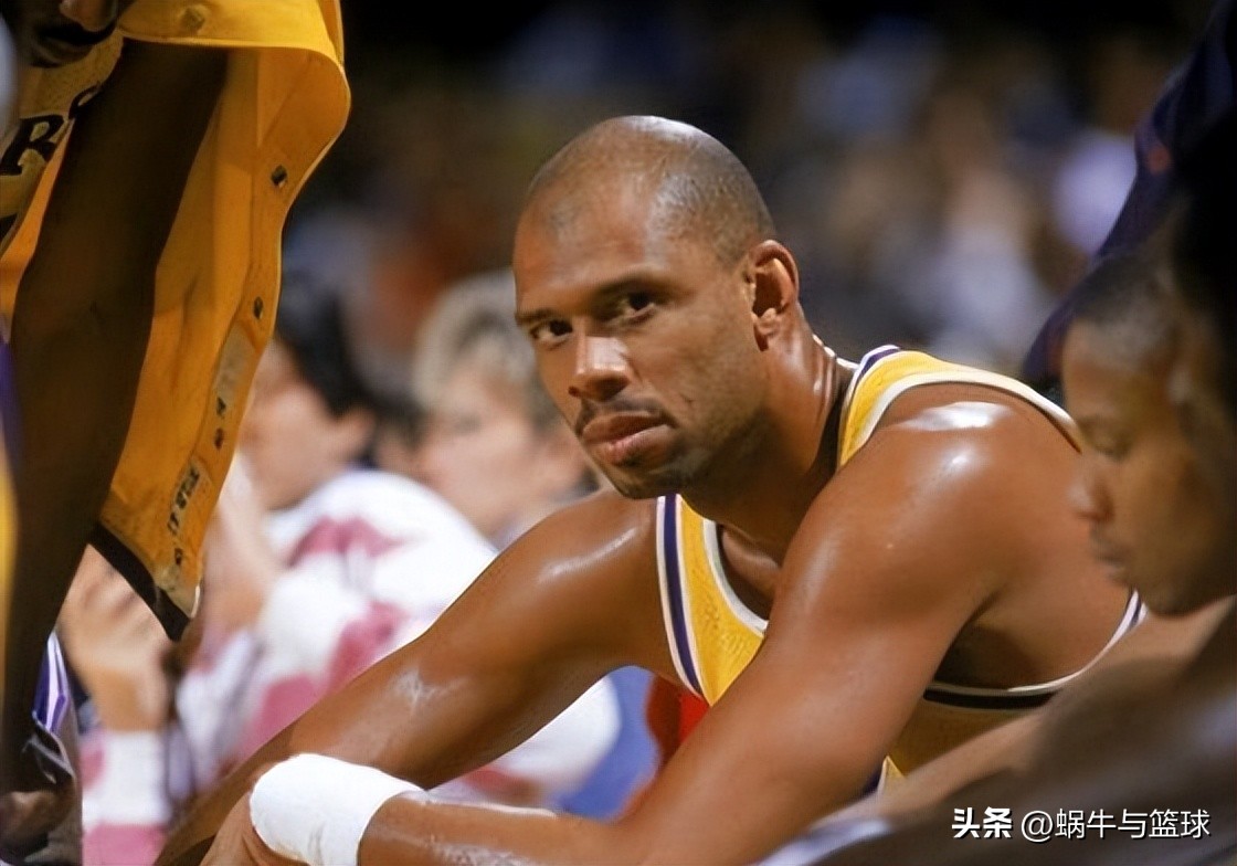 贾巴尔破纪录的时候,张伯伦祝贺贾巴尔总得分超越自己