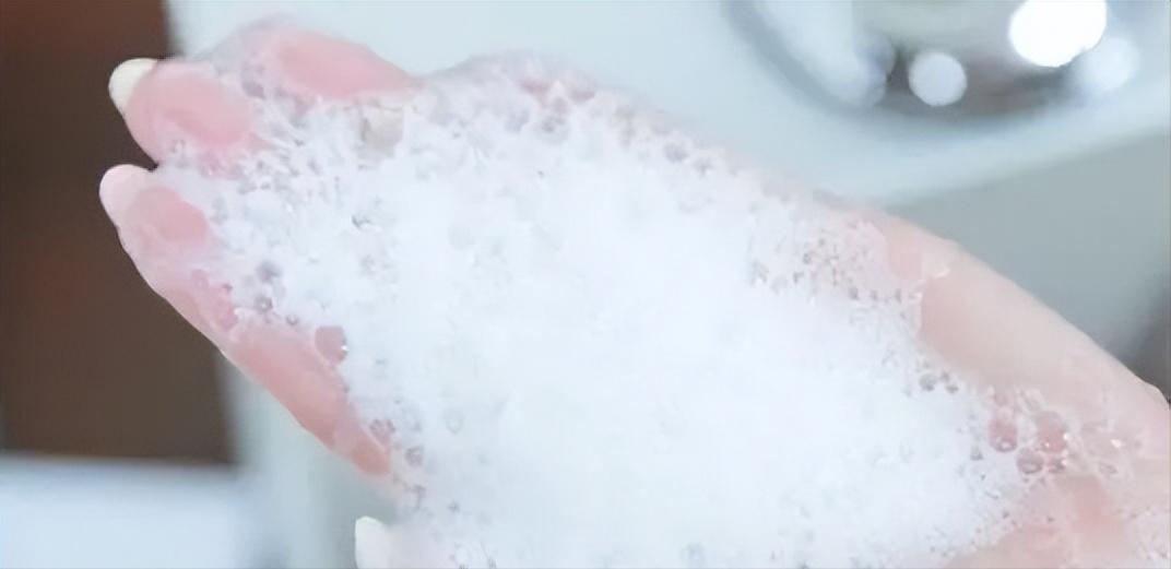 为什么用完洗面奶脸部泛红起皮,为什么用完洗面奶后脸更黑了