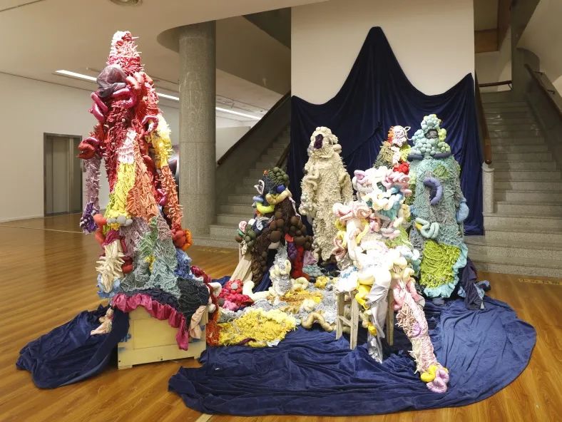 这个跨界大展开幕十余天后，现在孤独地封存在美术馆展厅里