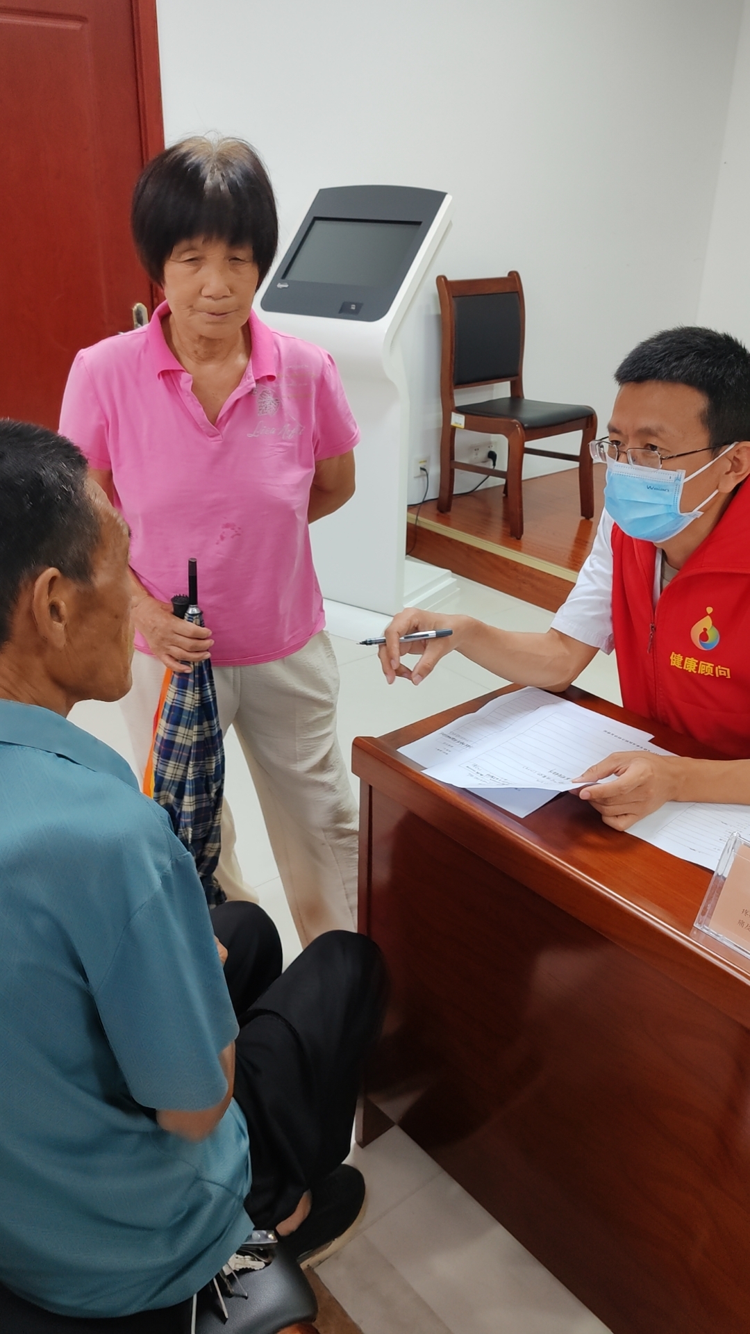 市三院联合宏仁堂“服务百姓健康行动”走进周村公共资源交易中心