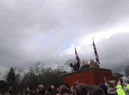 英国最疯的球赛，王室都被揍出鼻血