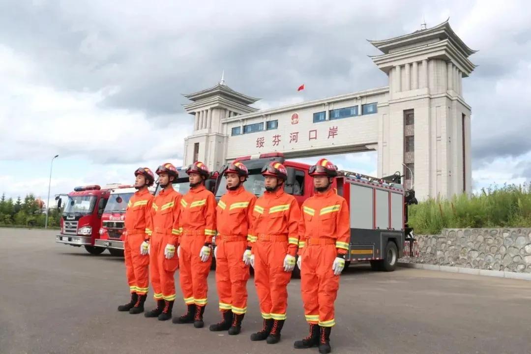 消防春节不打烊坚守一线保平安,消防员春节我在岗守护万家灯火