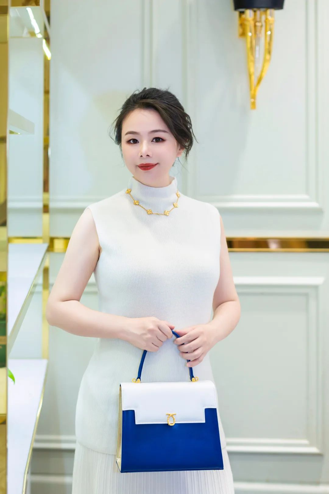 英国女王最喜欢的包包牌子,英国女王拿的包包价格