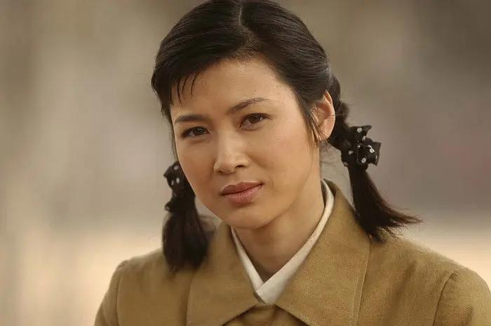 舍不得红唇眼线假睫毛，就别演女兵，这6位女星扮相才叫尊重观众