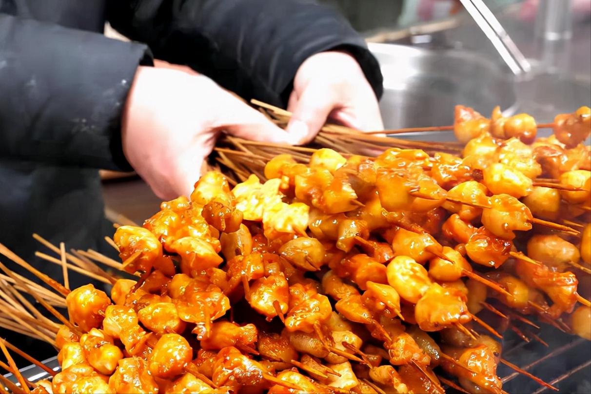 贵州大哥学校门口卖小吃，1元1串，利润占75%，小学生是消费主力