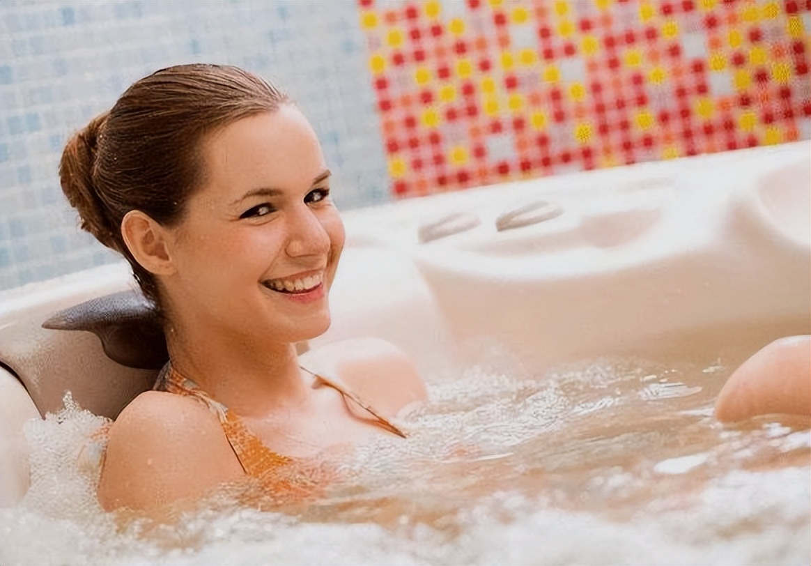 女性尖锐性湿疣最初是肉疙瘩吗,女性尖锐性湿疣身上会长疙瘩么