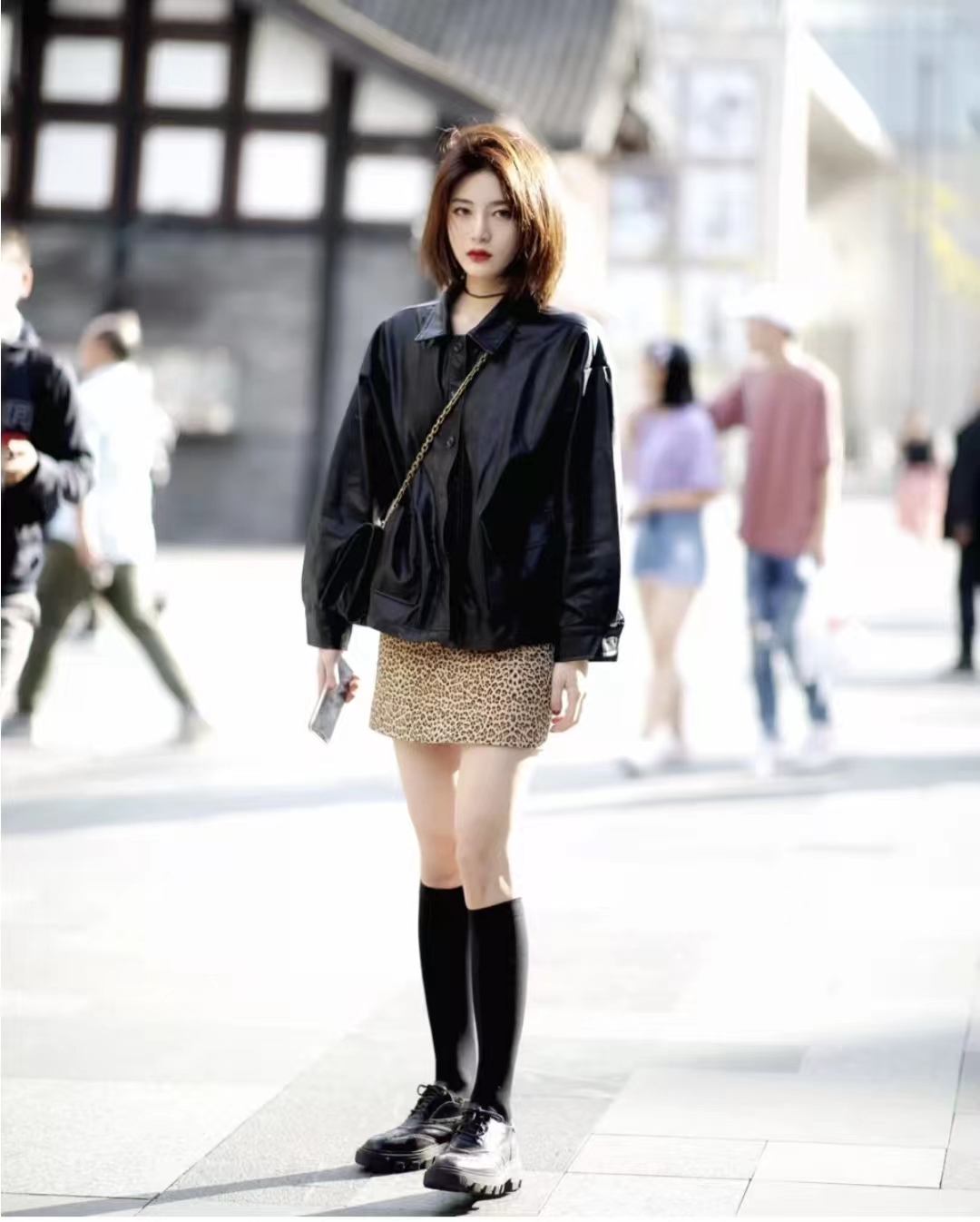 黑色皮衣怎么搭配才显高级,绯红色皮衣怎么搭配秋冬