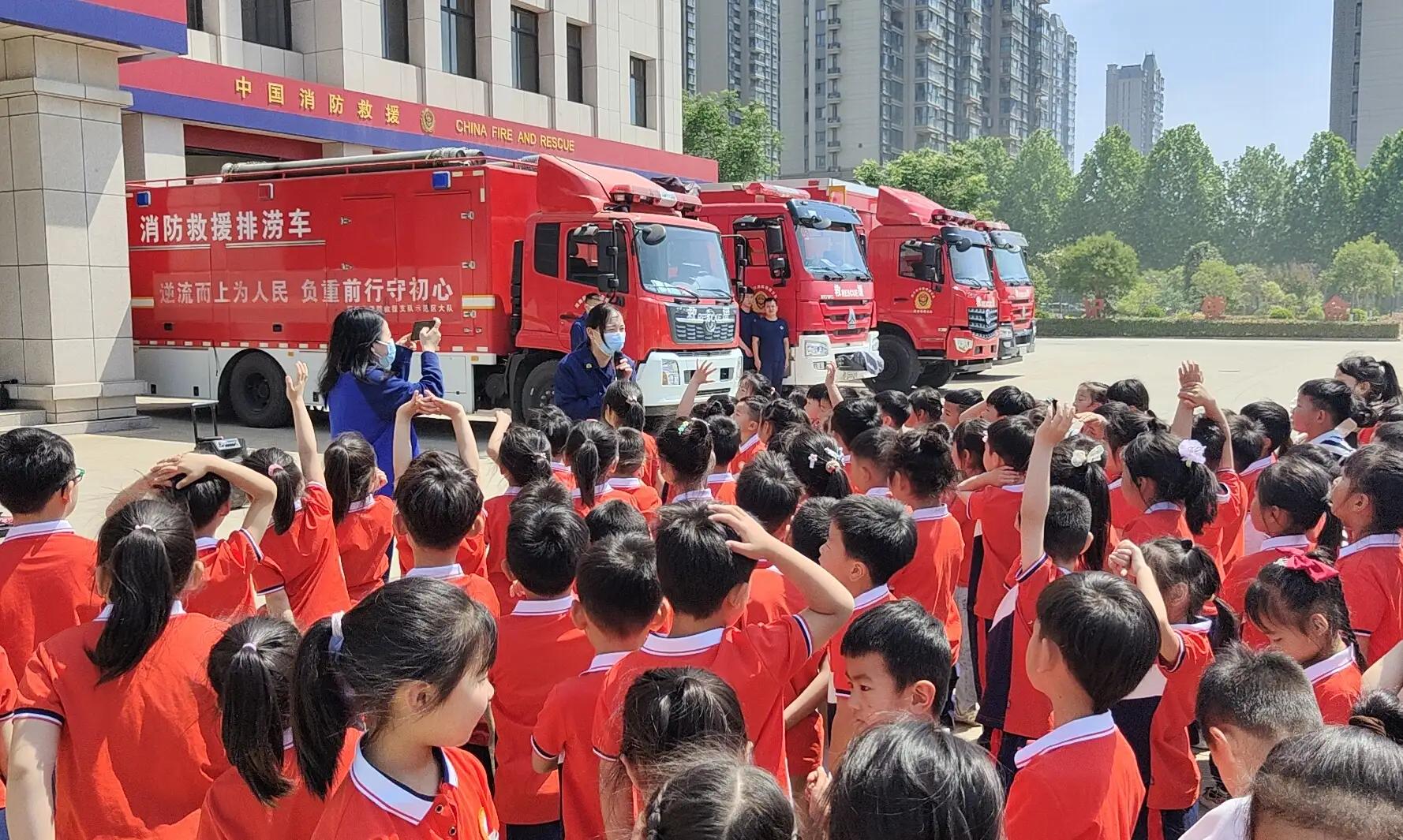 周口天明幼儿园：萌娃牵手“蓝朋友”致敬英雄“火焰蓝”