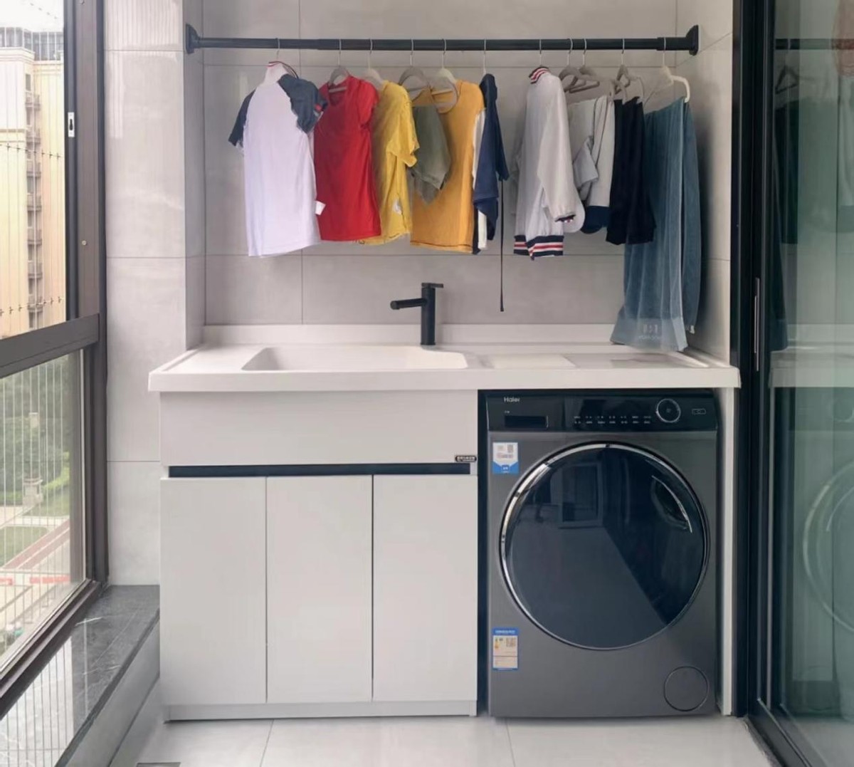 阳台做地台还是通铺瓷砖好,阳台地面铺瓷砖还是地板