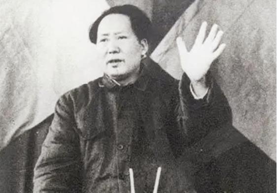 宋美龄与王耀武,1948年王耀武接见国民党将领