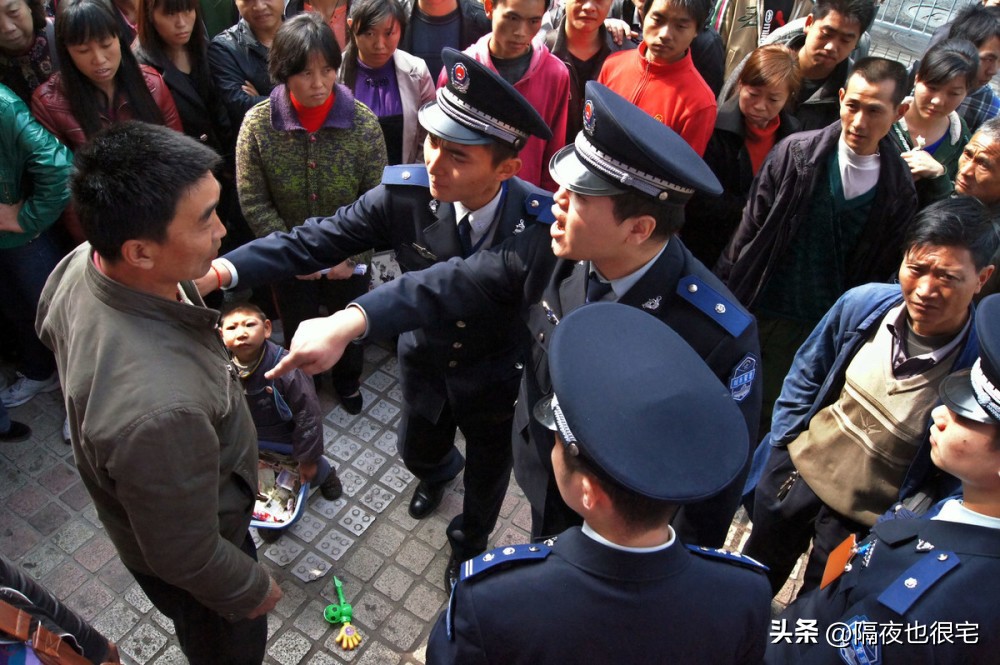 城管又玩火？摊贩沉默后突然爆发，满车货物遭路人哄抢，不要脸！