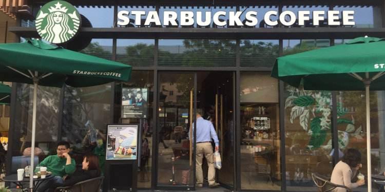 星巴克门口被甩鸡蛋,星巴克门口被扔臭鸡蛋