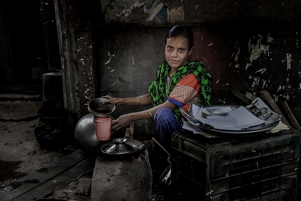 快速发展的特大城市达卡的贫民窟和非贫民窟，社区改善水成本如何