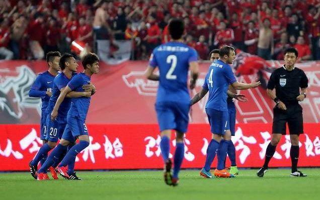 上海的天空是蓝色还是红色,上海的天空是蓝色的