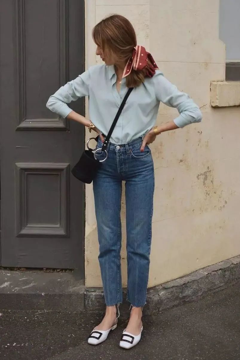 直筒牛仔裤小白鞋穿搭,小白鞋牛仔裤秋冬穿搭图片