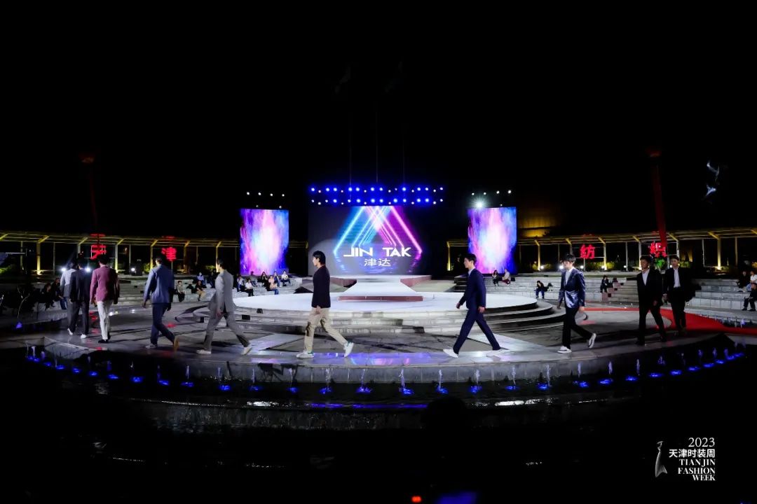 皮尔卡丹把时尚带入中国,皮尔卡丹中国服装展