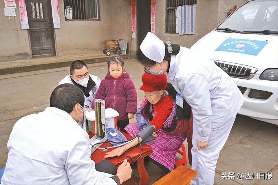 农村巡回医疗车,400多名医务专家分赴农村巡诊