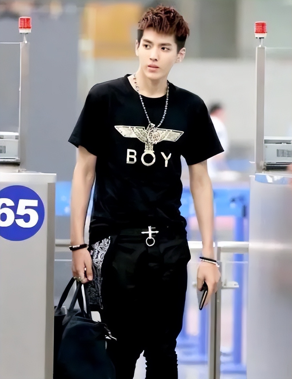 唐山打人者穿的衣服是啥牌子的,唐山打人事件穿的什么牌子的衣服