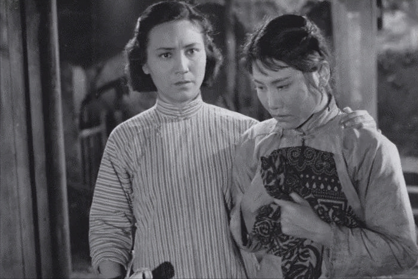 “十七年”电影中，田野、工厂与*会集**，是呈现幸福生活的主要地点