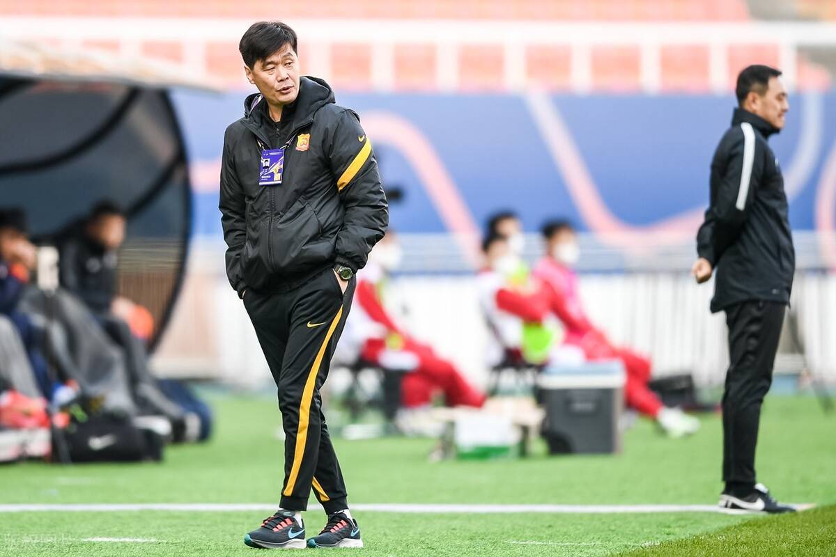 国足战沙特张玉宁过人,12强赛沙特男足张玉宁