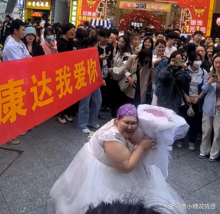 女子穿婚纱表白哥哥完整版,女生穿婚纱被男生表白