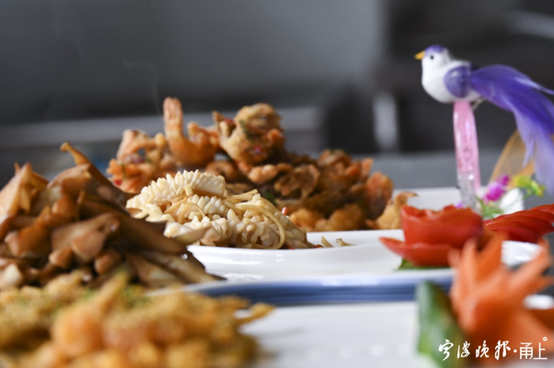 宁波这个村出了100余名“耕厨”他们崇尚文明，推广公筷