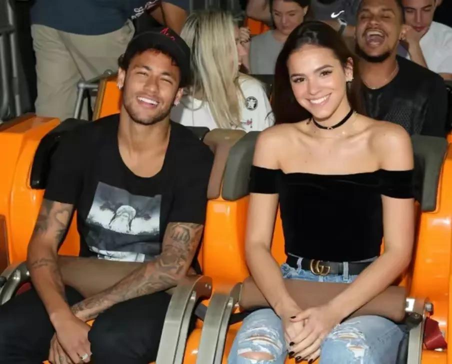 足坛“风流大师”，17岁当爹，30岁换20个女友，如今女友再怀孕