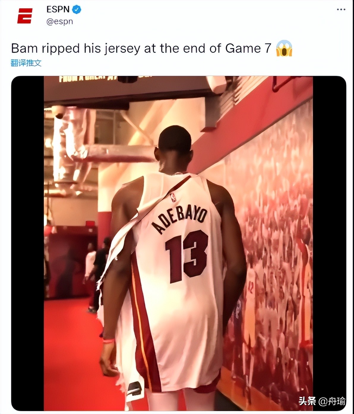 NBA晚报：詹姆斯与车王合照，獭兔给科比发短信，热巴怒撕球衣