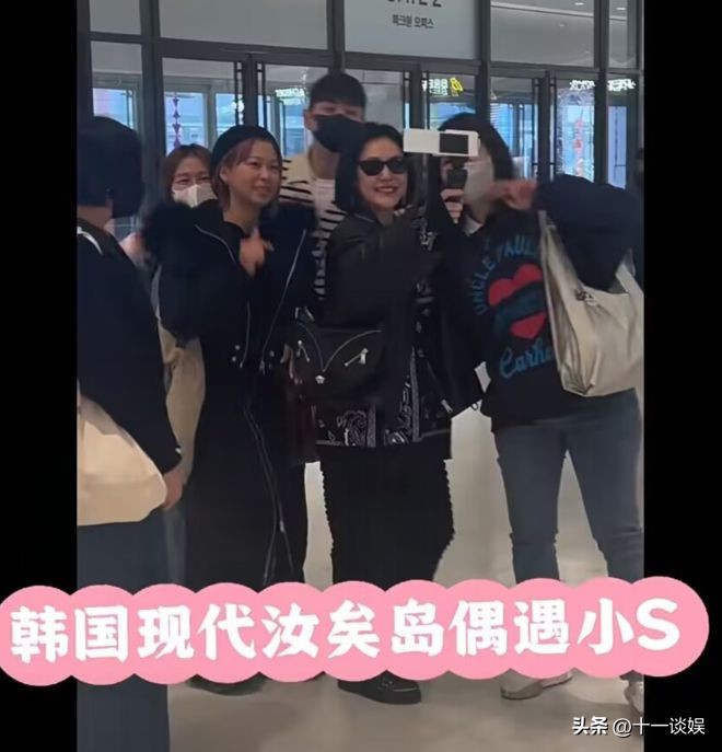 韩国街头偶遇小S，44岁穿高中校服坐旋转木马，被网友吐槽装嫩