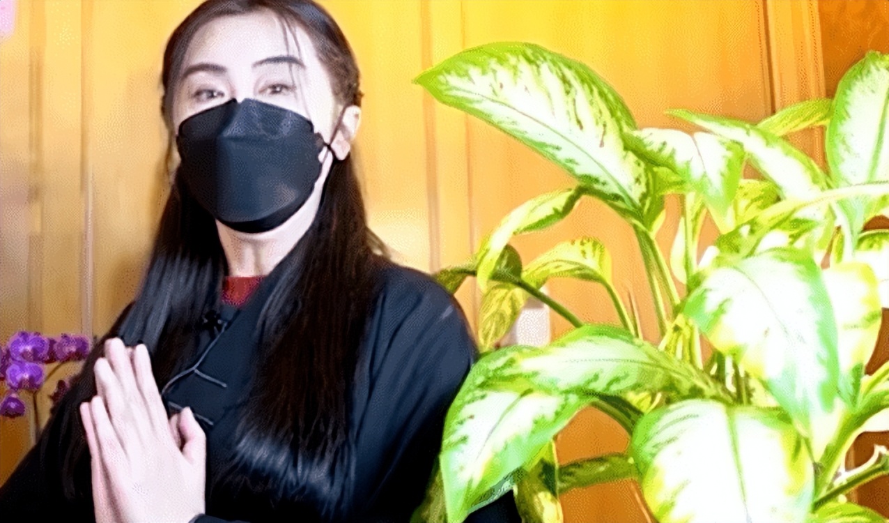 露骨成这样，却没人嘲她「色情」