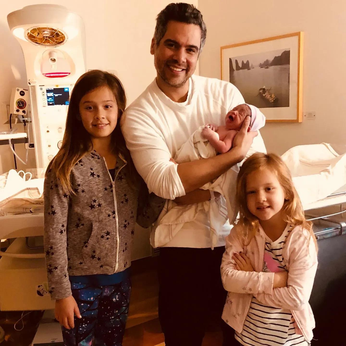 女神杰西卡阿尔芭意大利度假穿黑色比基尼和3个孩子甲板晒太阳