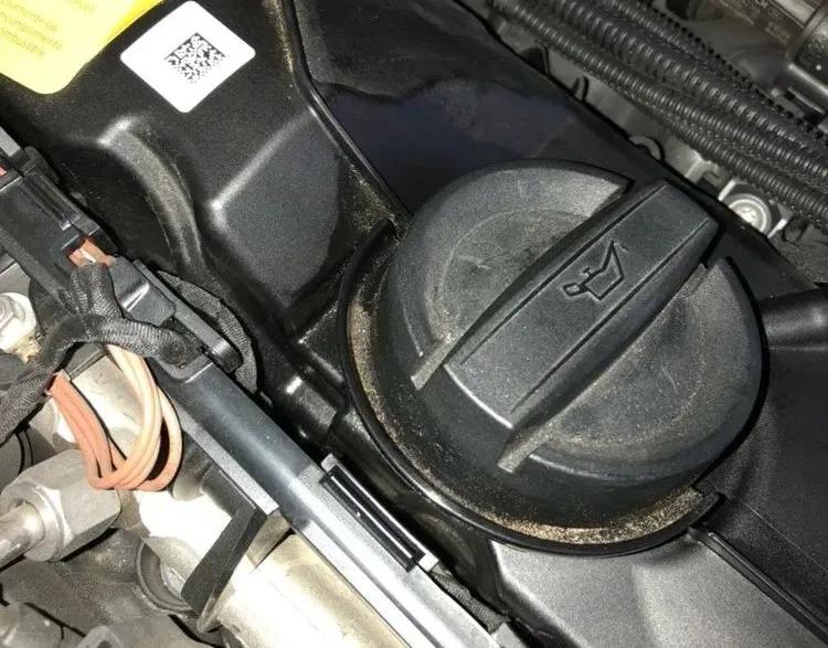 宝马机油怎么加视频教程,宝马机油盖渗油怎么解决